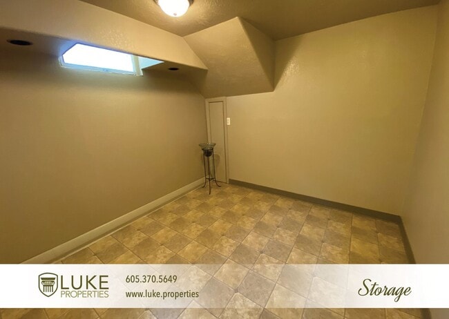 Building Photo - 102 S Lake Ave