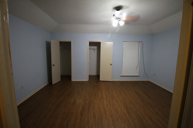 Building Photo - 2331 Justin Ln