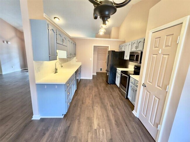 Building Photo - 705 Ridgeland Rd