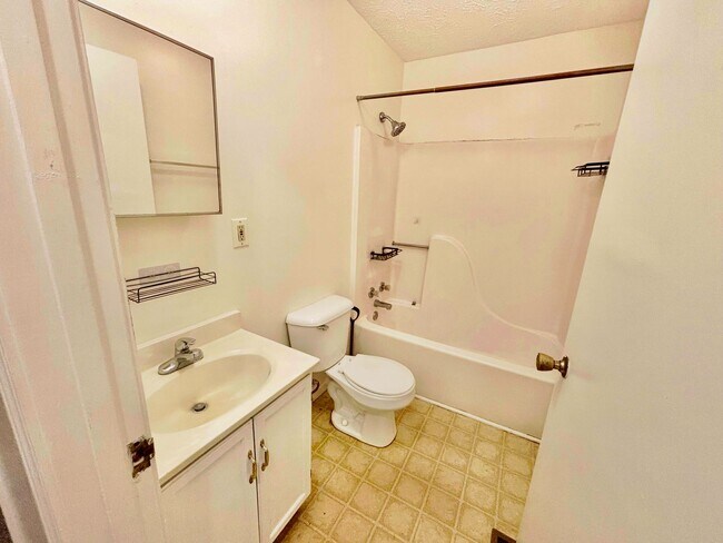 Building Photo - 2 Bedroom Available AUGUST 2026!!