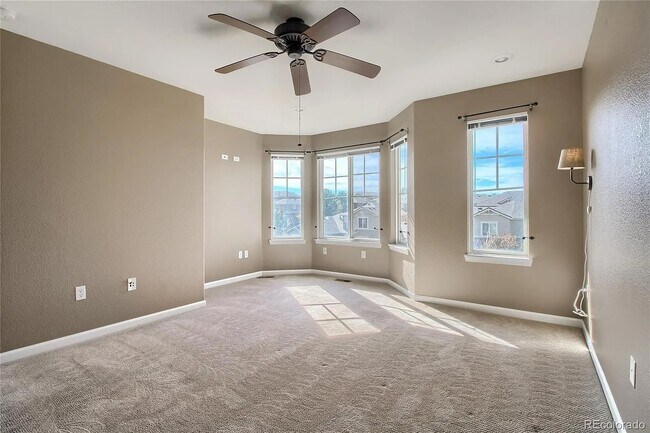 Building Photo - Stunning 3 bedroom townhome!