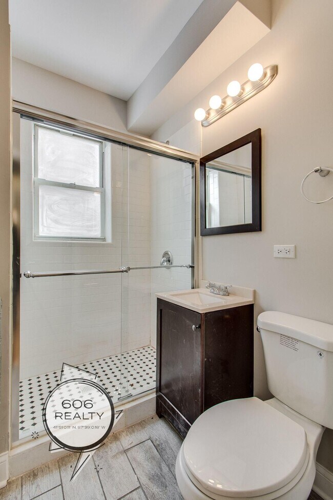 Building Photo - Beautiful Rehabbed Hyde Park Apartments! S...