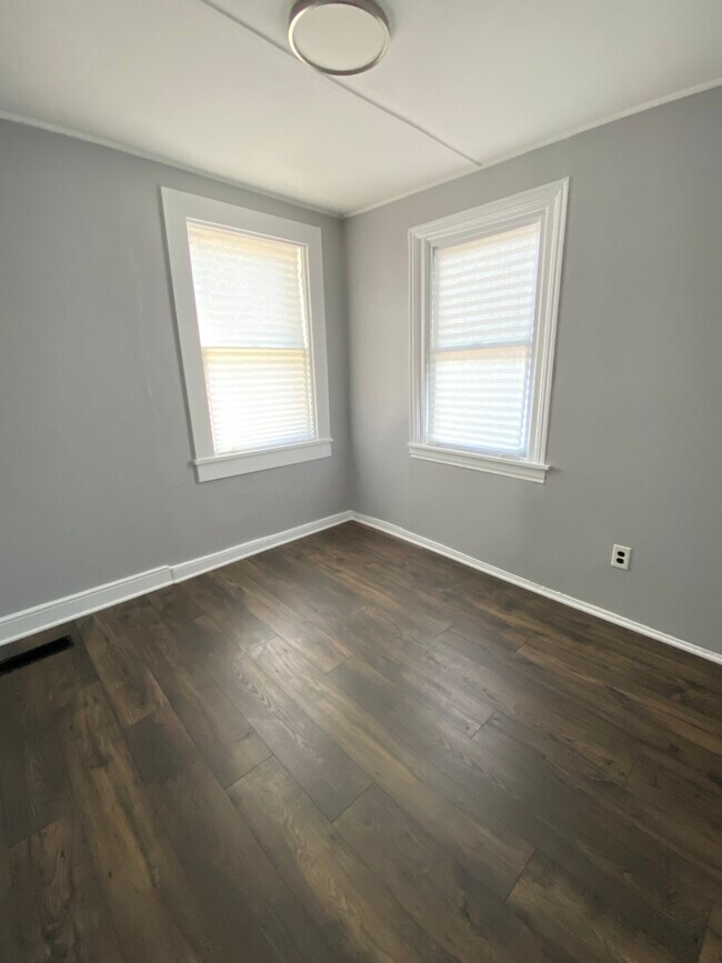 Bedroom - 29 E Pomfret St