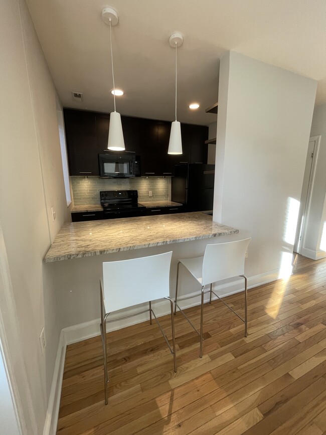 Kitchen bar with provided bar seating - 1916 17th St NW