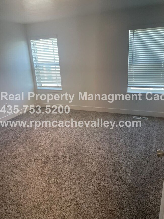 Building Photo - 566 N 245 E