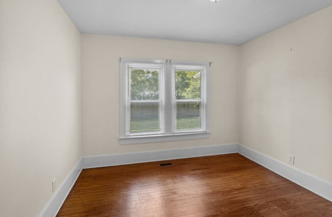 Building Photo - Vintage Charm, 4 BR, Spacious, Close To Ev...