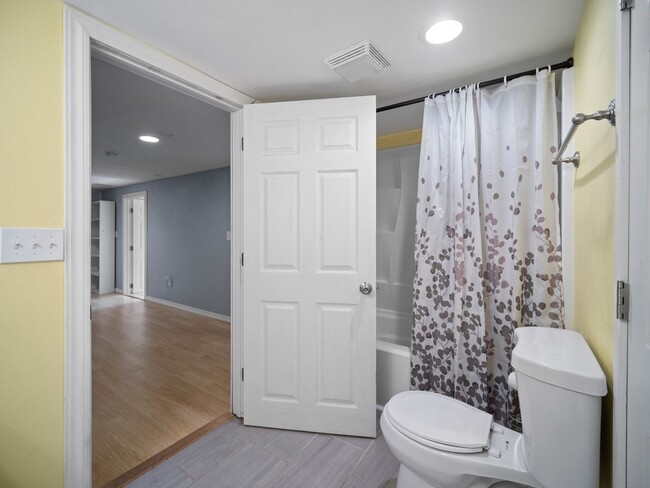 Building Photo - Spacious 4-Bedroom Home w/large Outdoor Sp...