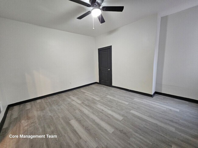 Building Photo - Newly updates 3 bedroom 1 bath apartment f...
