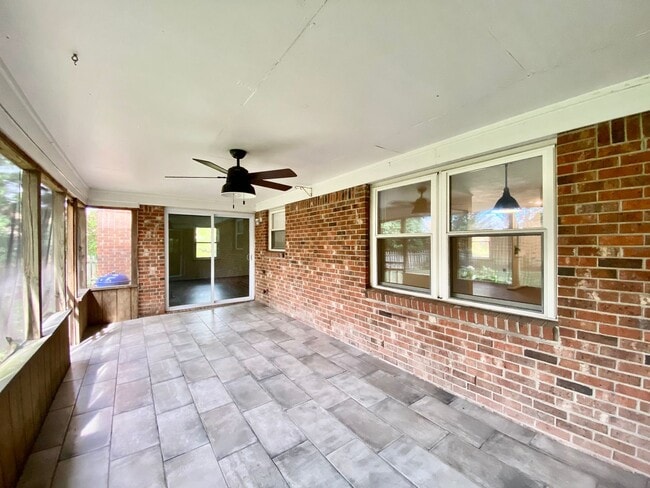 Building Photo - Charming Ranch-Style Home With Garage Avai...