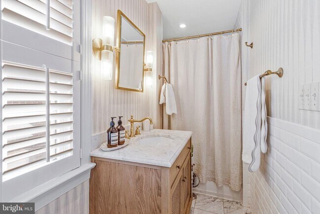 Building Photo - 611 G St SE