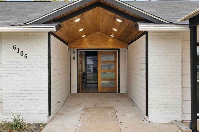 Building Photo - 6106 Bridlington Cir