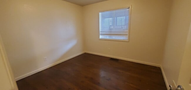 Building Photo - 4 bed, 2 Bath, 1100 SF with washer/dryer hookups, large, fenced yard and garage.