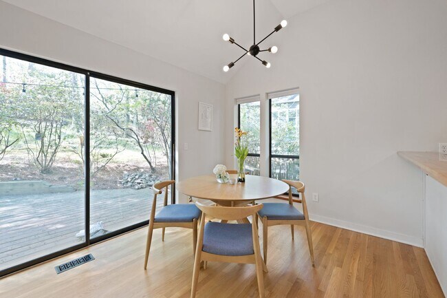 Building Photo - Stunning 3 Bedroom with a Beautiful View i...