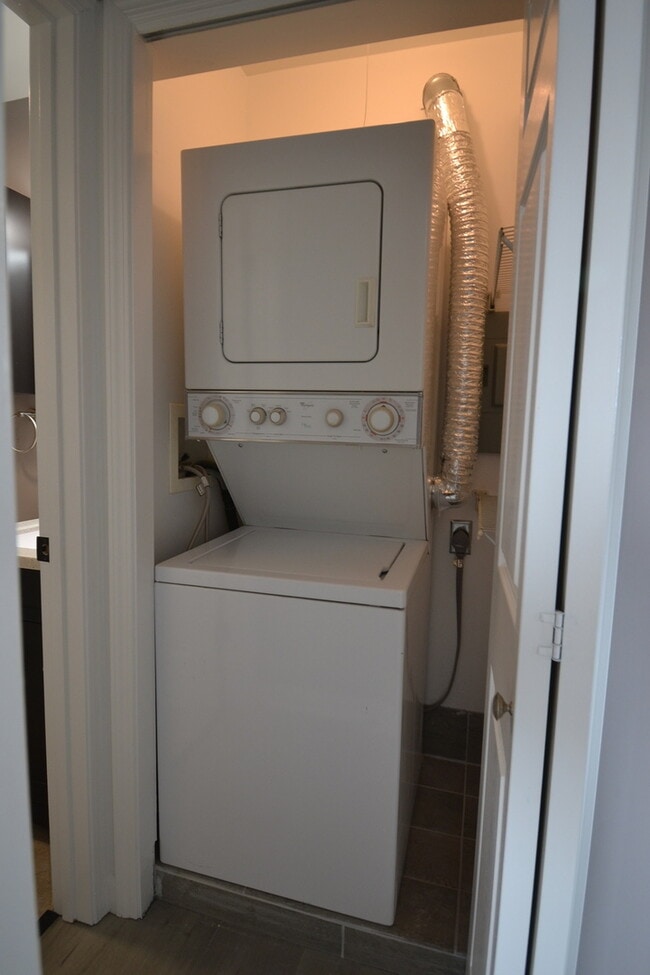 Building Photo - 7100 Laverne Ln