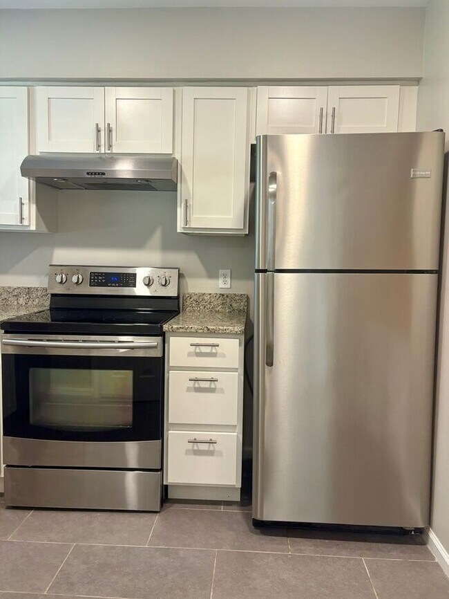 Building Photo - Quiet South Charlotte Townhome with Easy Uptown & Airport Access