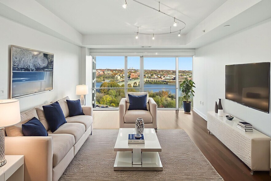 Primary Photo - 1111 19th St N