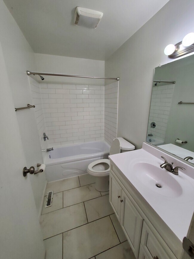 Building Photo - 1695 Ridgebury Dr