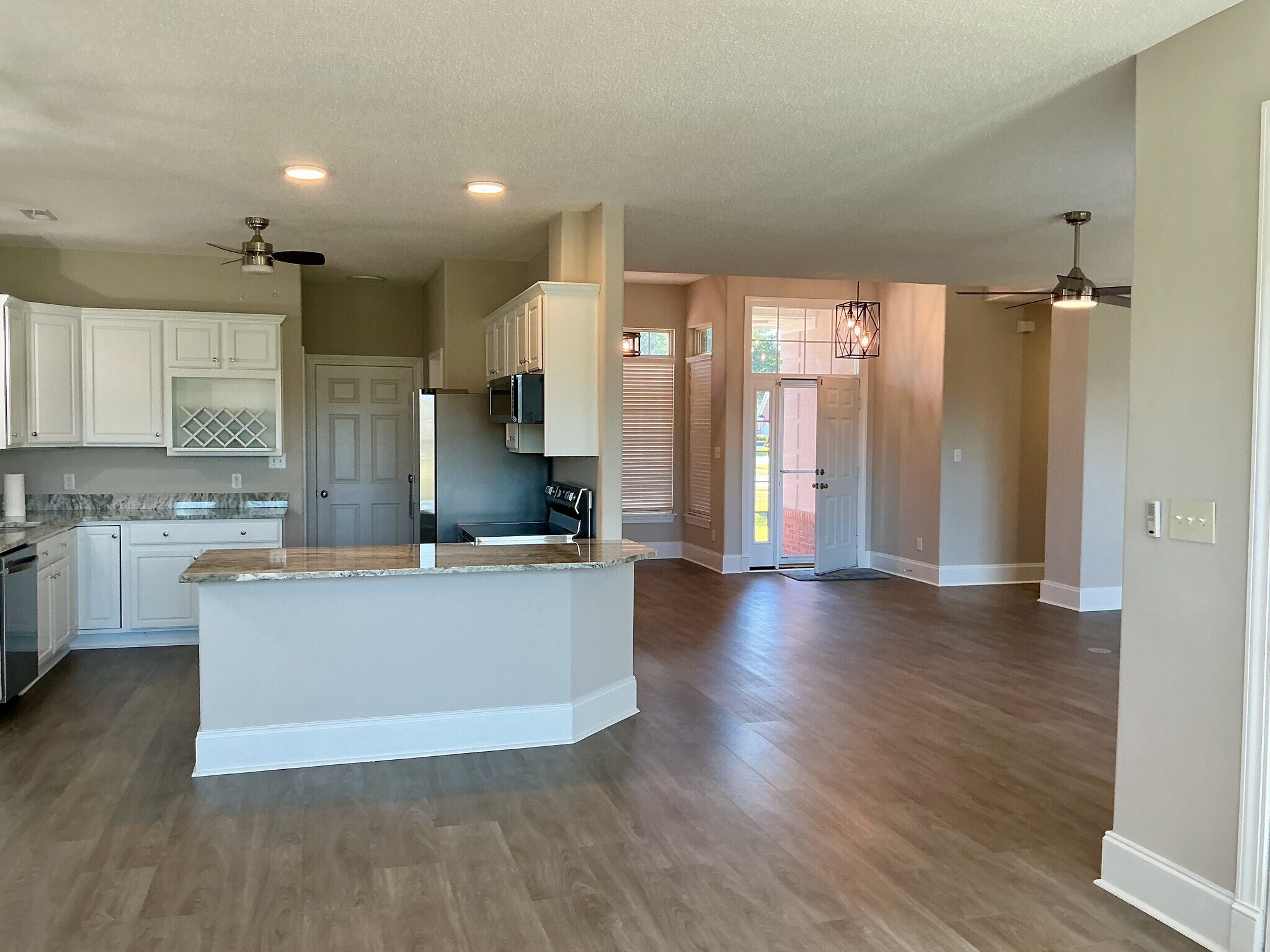 Kitchen, entry & living room area - 546 Stonemason Dr