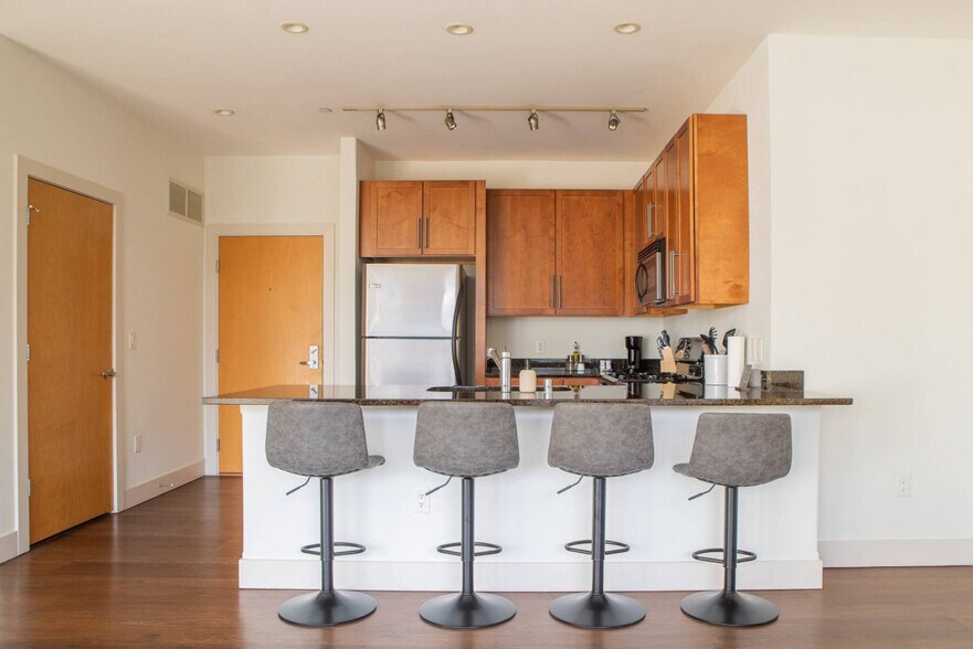 Building Photo - 1040 N Cass St