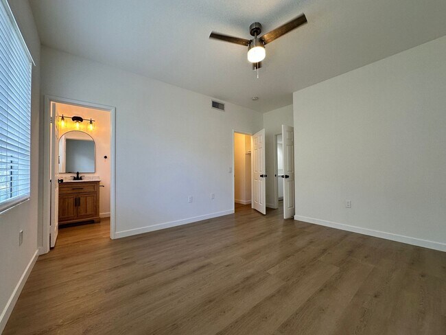 Building Photo - Townhouse at the Bordeaux Gated Community 3bed 2.5 bath