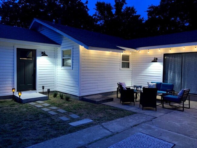 Building Photo - Amazing 3 Bed, 2 Bath Rental in Desirable Oakhurst Subdivision of Fort Worth- 76111