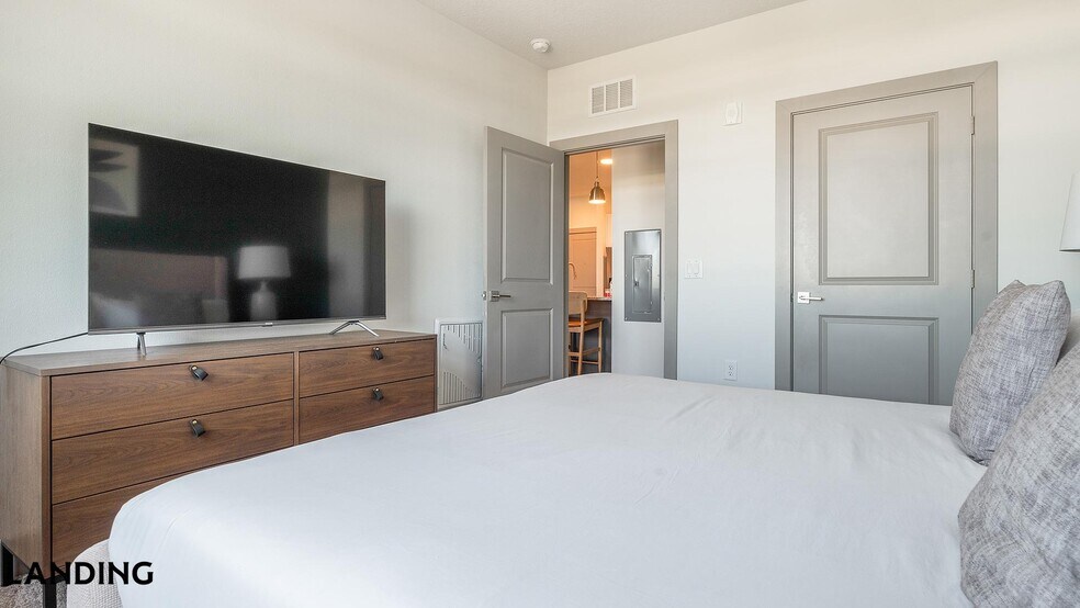 Building Photo - 2995 Railside Lp