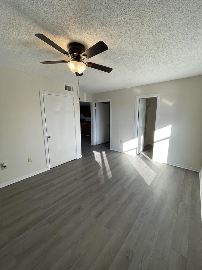 Building Photo - 930 Sparta Dr