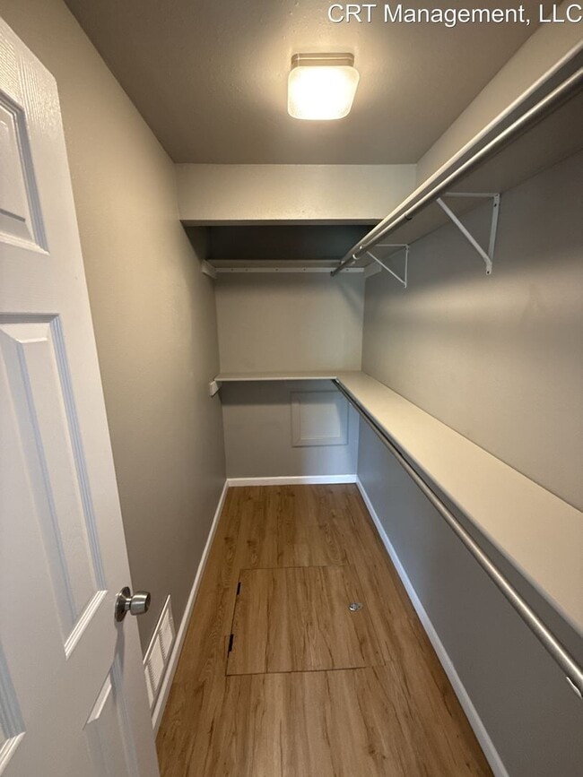 Building Photo - Updated 1 bedroom 1 bathroom first floor c...