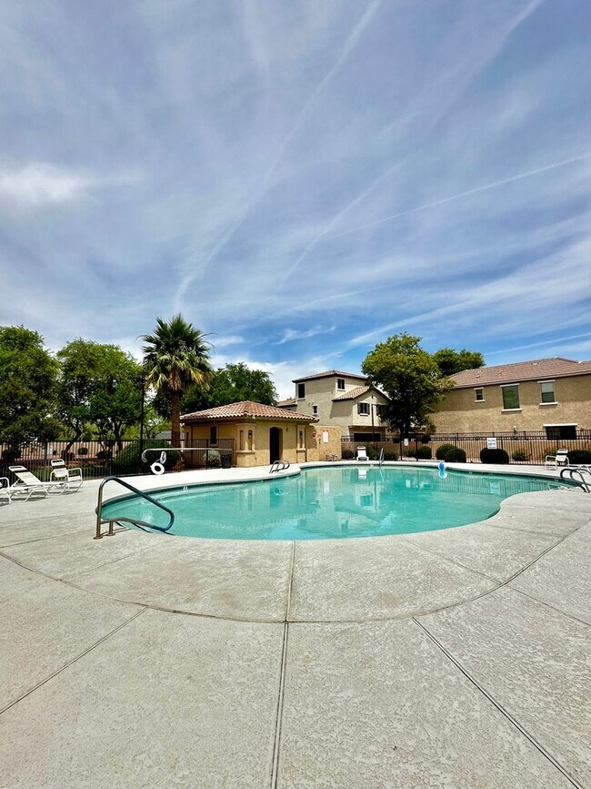 Building Photo - HIGHLY DESIRABLE FULLY FURNISHED 3 BEDROOM...