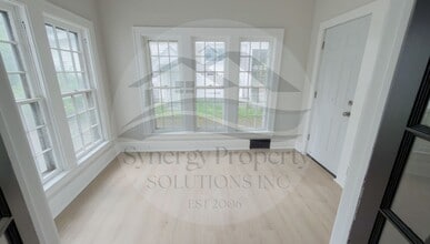 Building Photo - Large Home Available Now