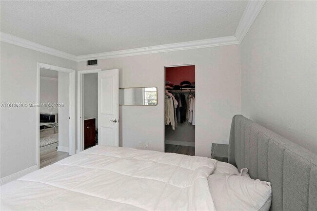 Building Photo - 6886 N Kendall Dr