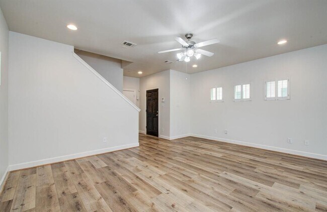 Building Photo - 624 E 39th St