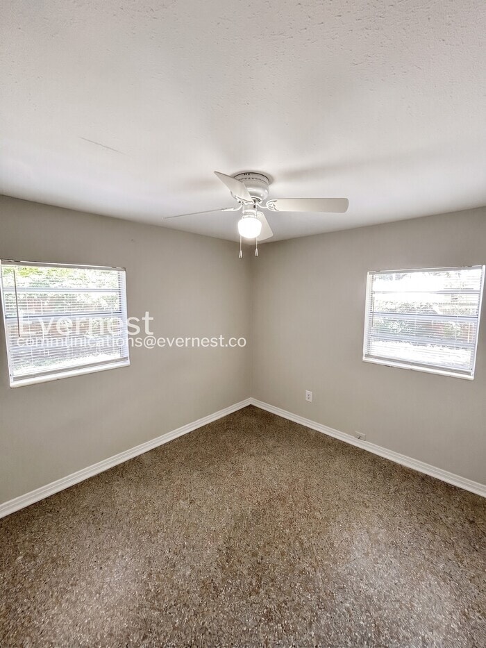 Building Photo - 4207 E Sandalwood Cir S