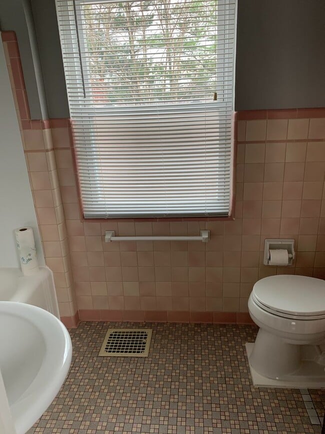 Building Photo - Lovely Two Bedroom Home on a Quiet Street