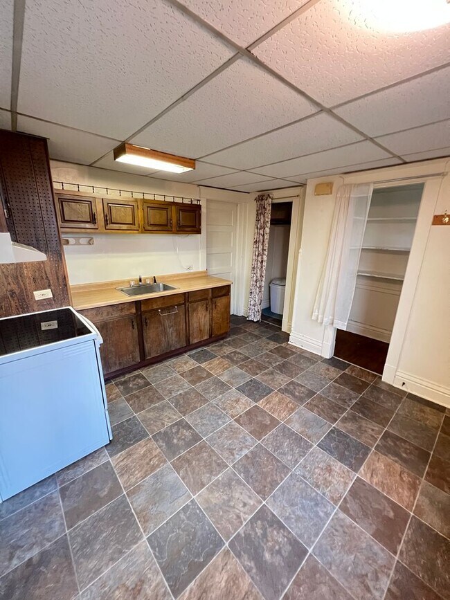 Building Photo - 1st Floor 1+ Bedroom Apartment! AVAILABLE MAY!