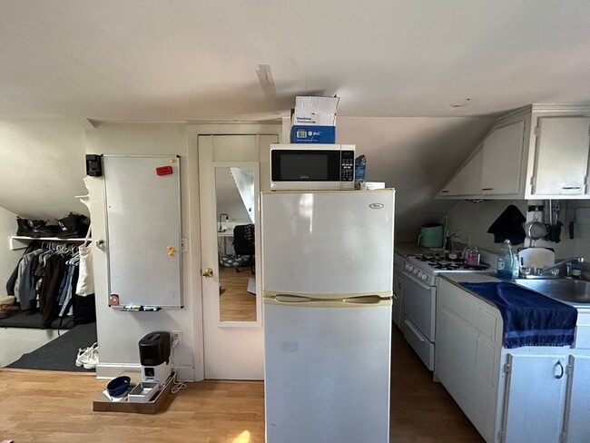 Building Photo - 2 Melrose St