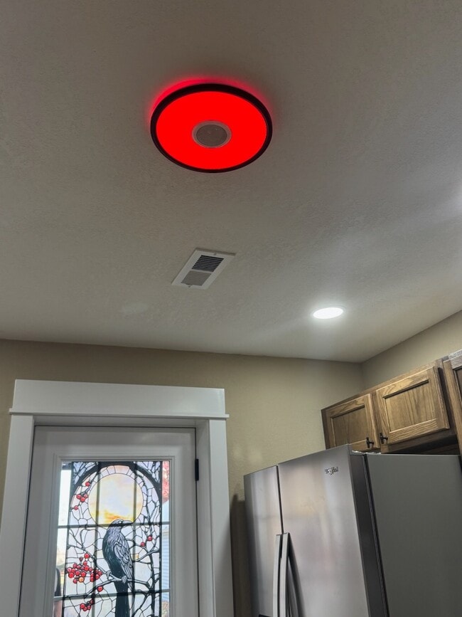 Building Photo - 218 S Oak St