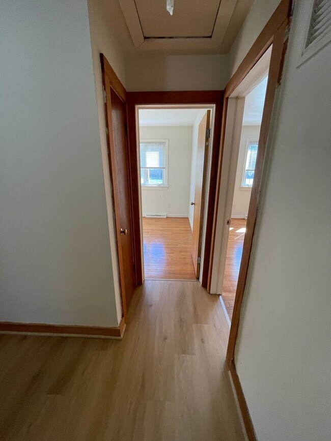 Building Photo - Split Level Home near Willow Lawn