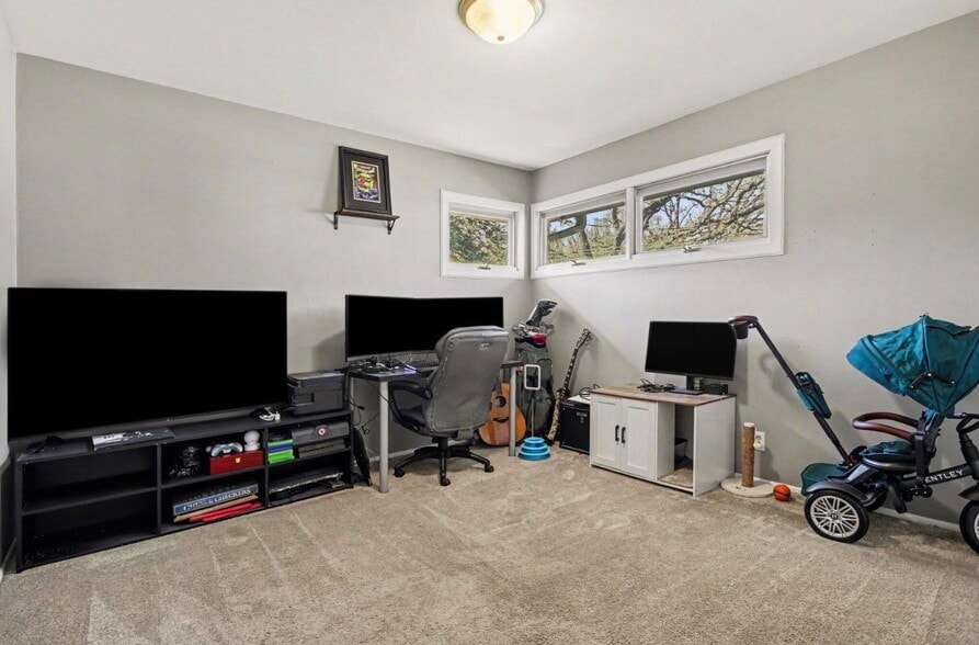 Building Photo - 133 W Hughes St