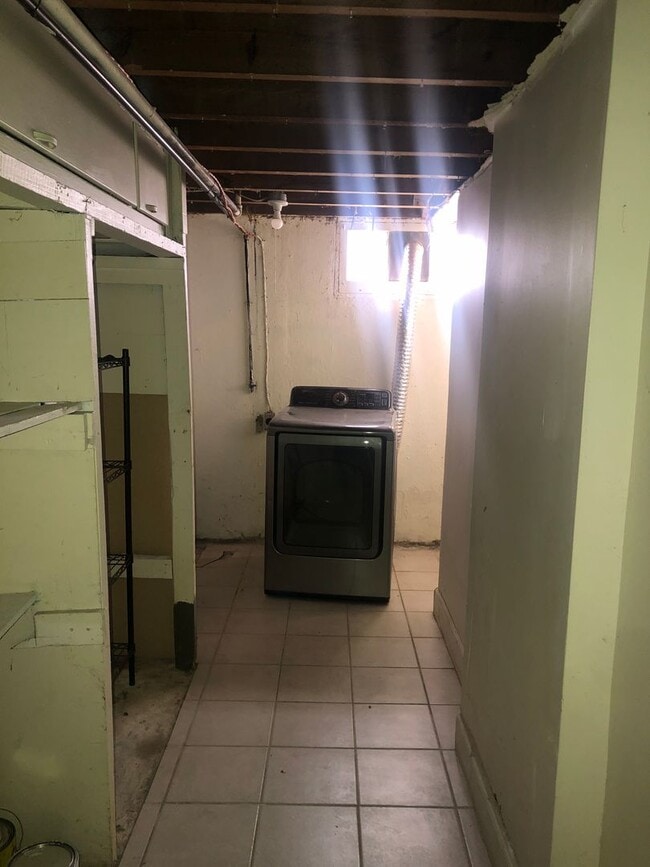 Building Photo - 3 bedroom 1.5 bathroom in Baltimore