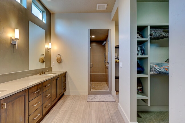Building Photo - 3045 S Shadywood Way