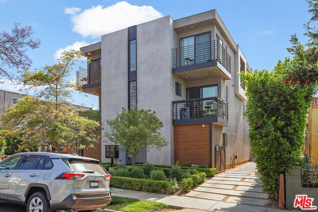 Building Photo - 818 N Hobart Blvd