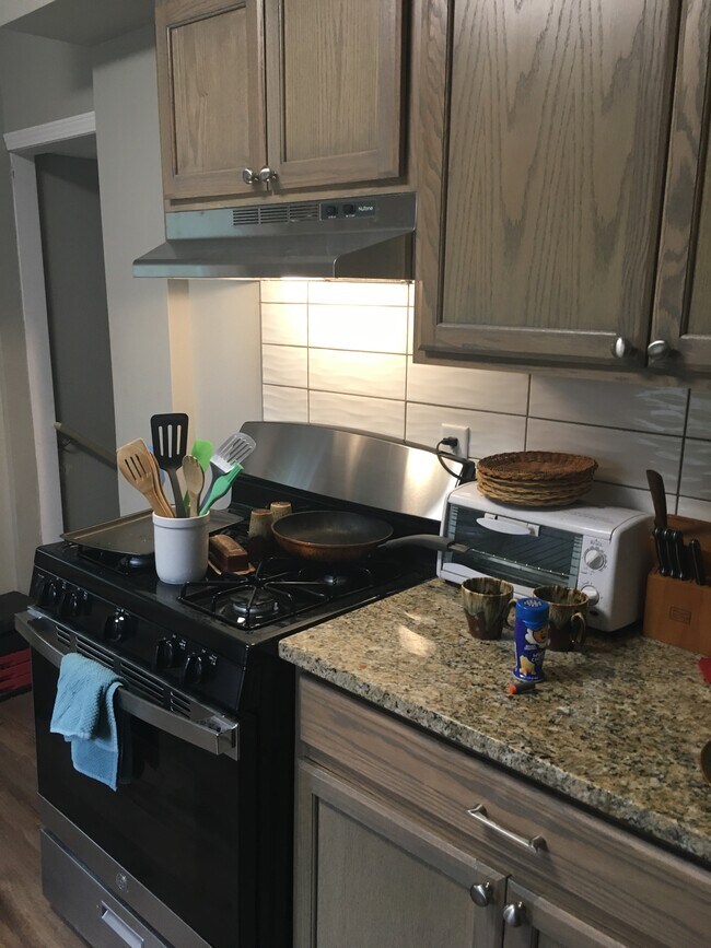 Building Photo - 1530 E 14th St