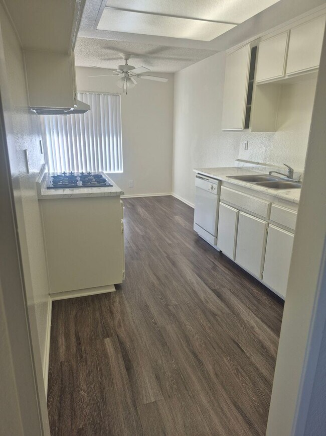 Building Photo - Unit 40 - Spacious 2nd Floor 1 Bed 1 Bath Apartment Home in Anaheim