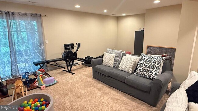 Building Photo - 7567 Lindberg Dr