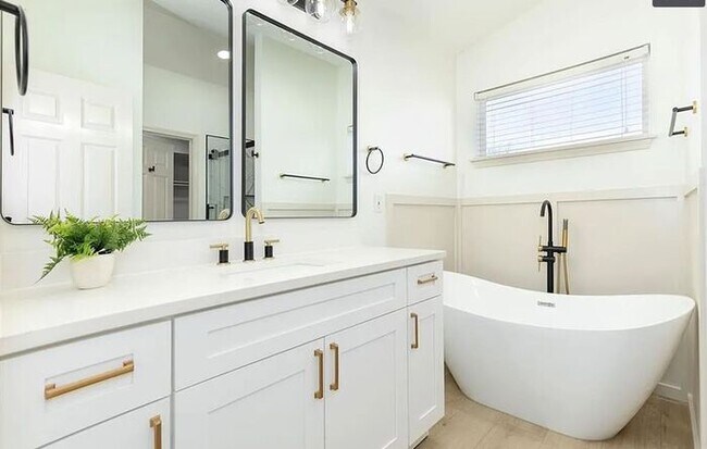 Building Photo - Spacious and Elegant 4 BR 3.5 BA Home in Olathe!