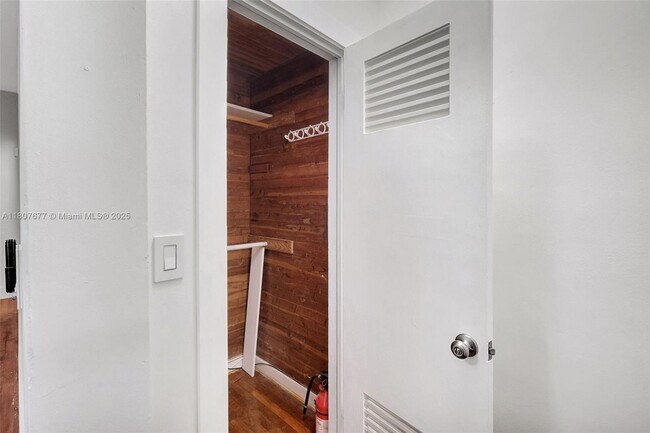 Building Photo - 6881 Bay Dr