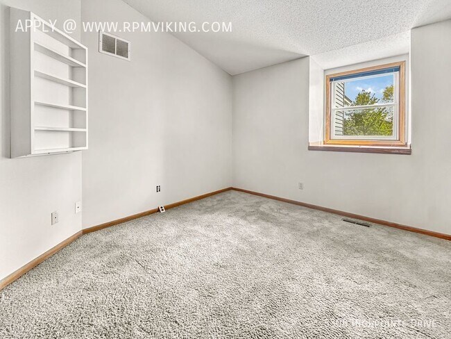 Building Photo - 2br 2.5ba 2cg ~ Security Deposit Free Alte...