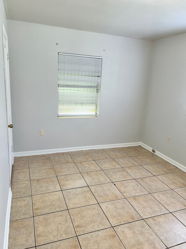 Building Photo - 2 BEDROOM 1 BATH SINGLE FAMILY HOME WITH A SEPARATE DEN (POSSIBLE 3RD BEDROOM)