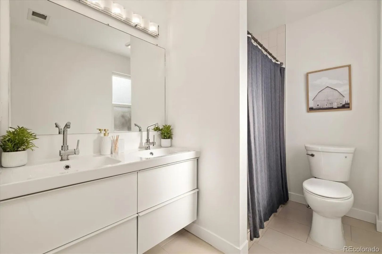 Building Photo - 3233 Ivanhoe St